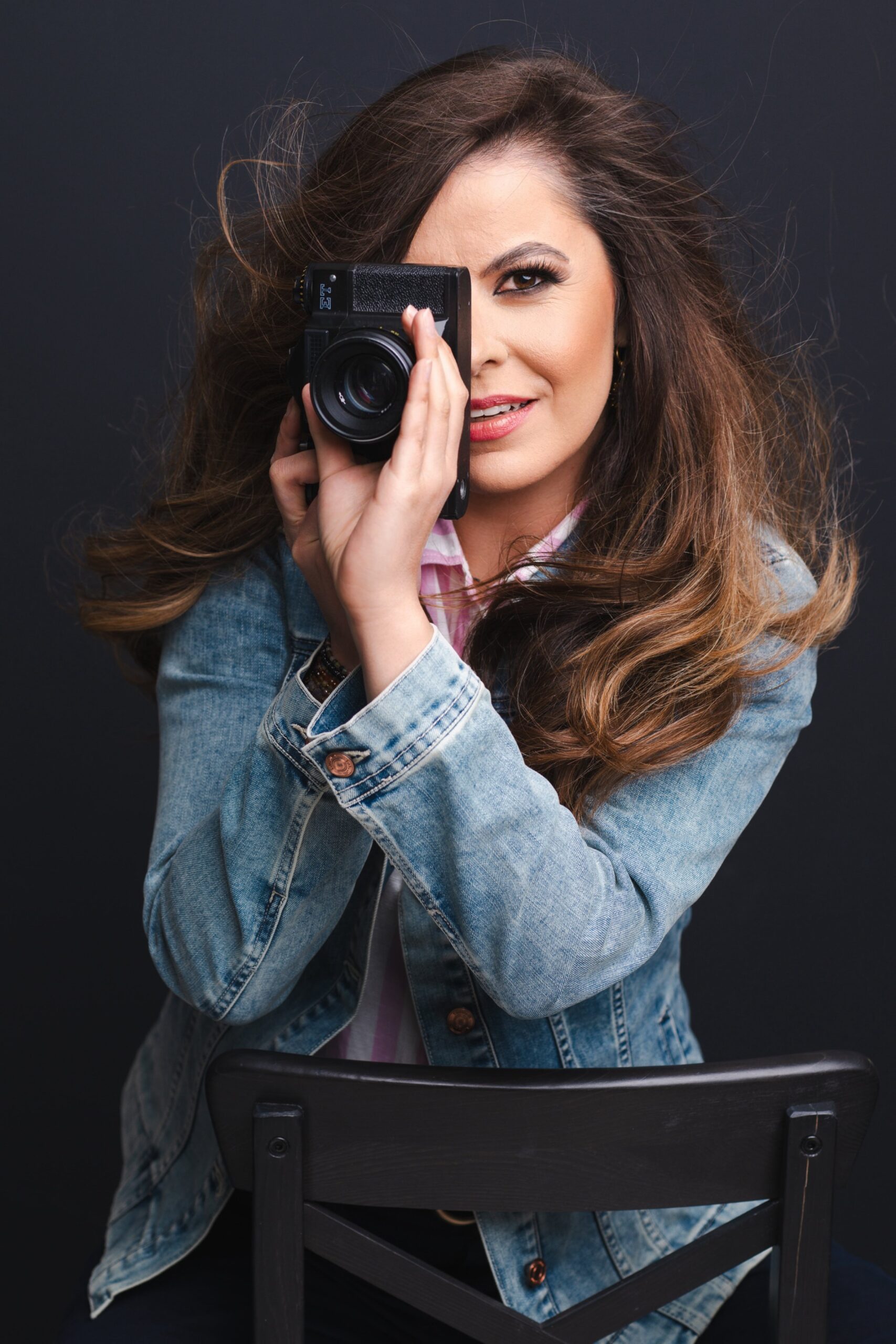 Justyna Tomczak, profesjonalny fotograf wizerunkowy z Łodzi, podczas realizacji sesji zdjęciowej. Specjalizuję się w fotografii wizerunkowej oraz biznesowej dla firm i marek osobistych. Oferuję kompleksowe usługi fotograficzne w Łodzi i okolicach, w tym prowadzenie social mediów z autorskimi zdjęciami. Dzięki moim umiejętnościom i indywidualnemu podejściu pomagam klientom wyróżnić się na rynku, budując ich wizerunek za pomocą profesjonalnych fotografii.